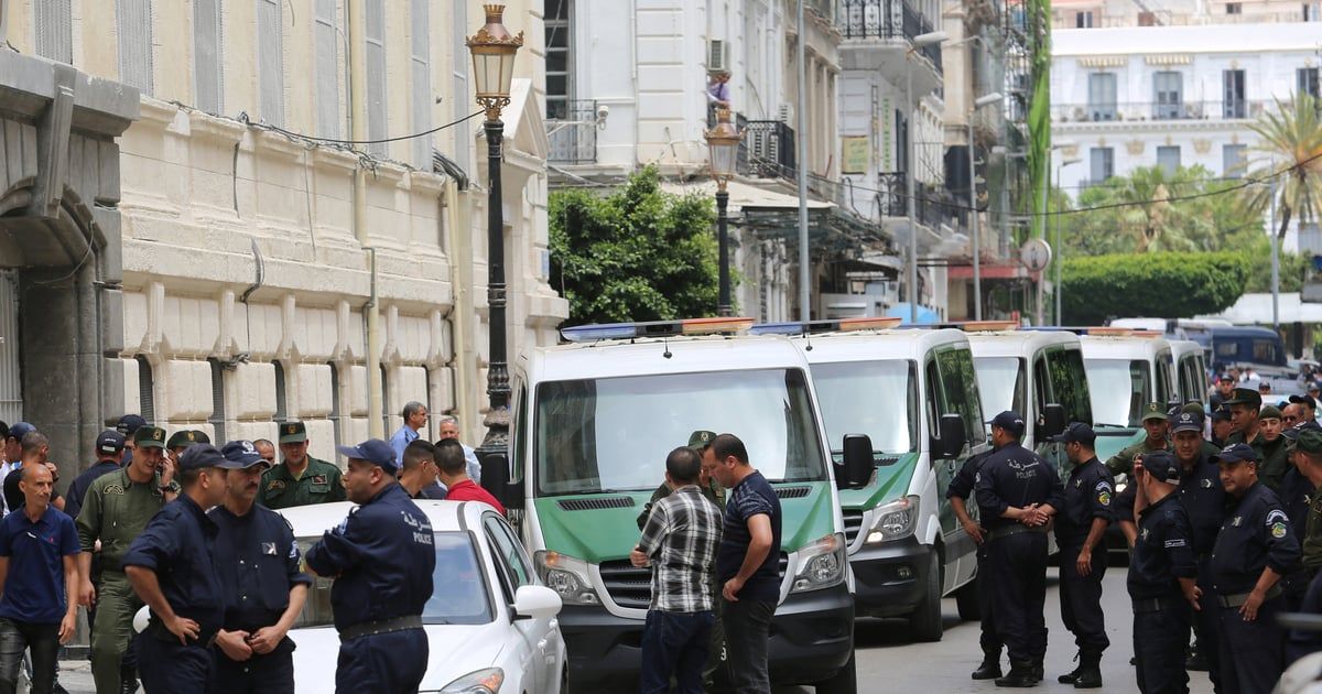 الجزائر.. القبض على شبكة لتهريب الأحجار الكريمة