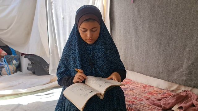 طلاب الثانوية في غزة.. خيام وبسطات بدلاً من مقاعد الامتحانات