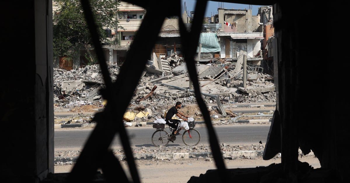 حلاق يتحدى دمار صالونه ويستقبل زبائنه وسط ركام غزة (فيديو)