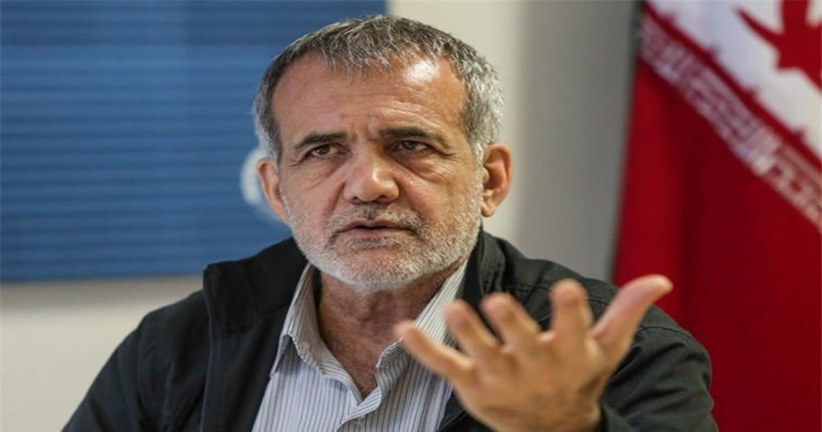 إيران.. شقيق خامنئي يعلن دعم المرشح الإصلاحي بزشكيان