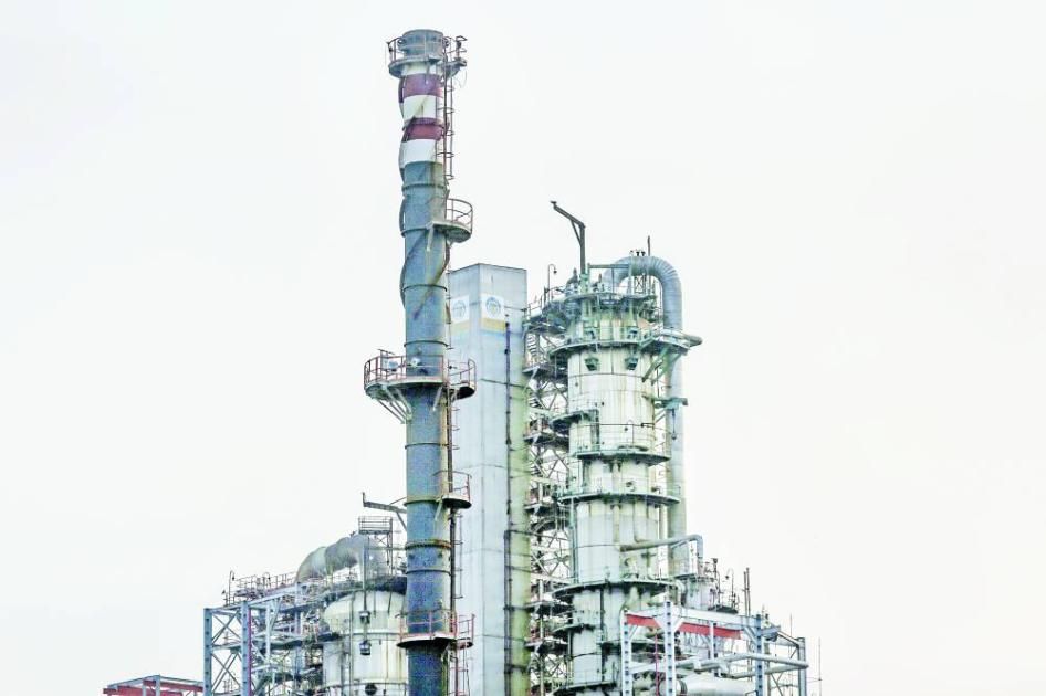 النفط يواصل خسائره مع تأثر أسواق السلع الأولية بصعود الدولار