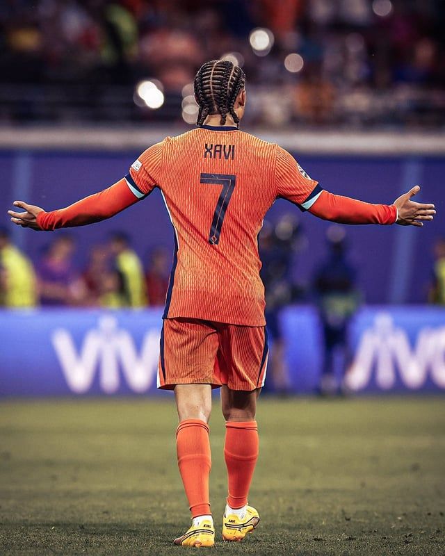 "أزمة فنية" تمنع استفادة الهلال من تشافي سيمونز