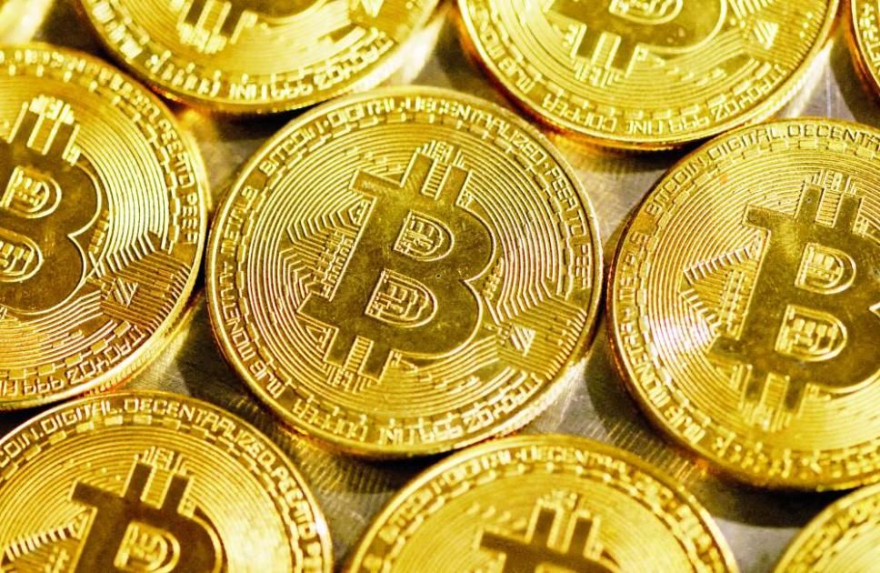 البيتكوين تتراجع وتلامس 60 ألف دولار