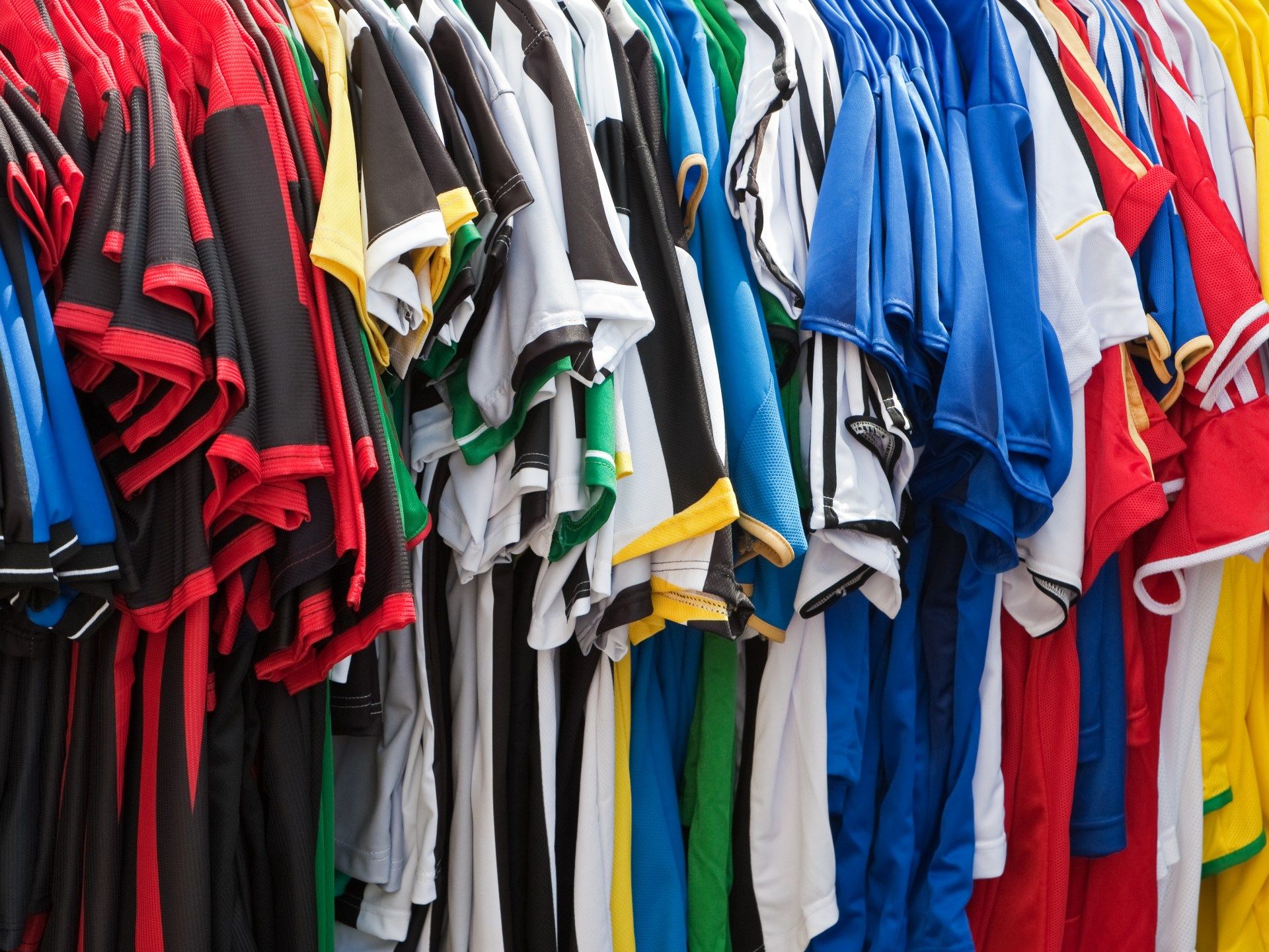 مشجع برازيلي يدخل التاريخ باقتناء 6101 قميص لكرة القدم - موقع الخليج الان