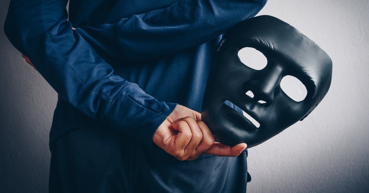 عُمان.. منزل يزدحم بـ11 لصًا في حادثة سرقة غريبة