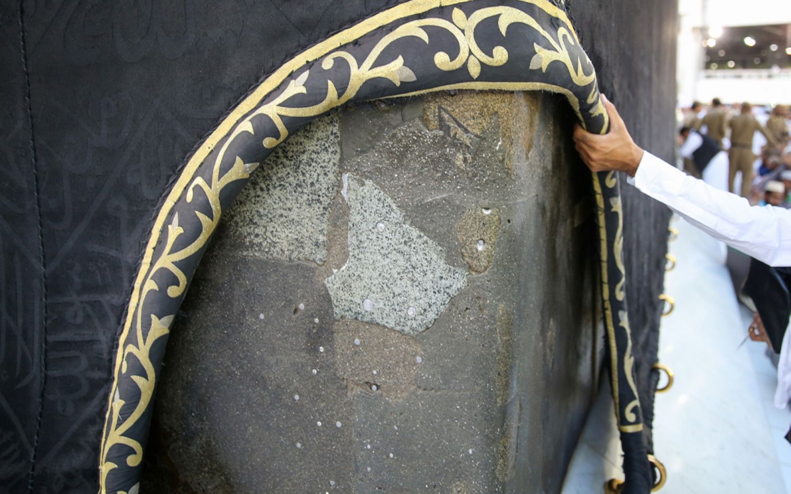 هل يُشار للركن اليماني إذا لم يتيسر استلامه - ابن باز - موقع الخليج الان