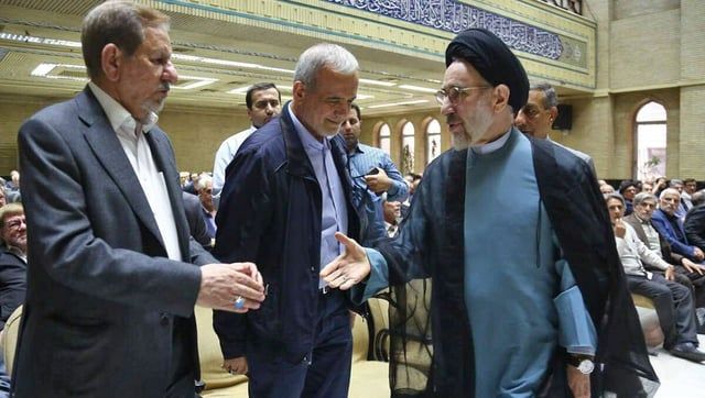 خاتمي: الشعب الإيراني "المنكوب" عليه التصويت لبزشكيان