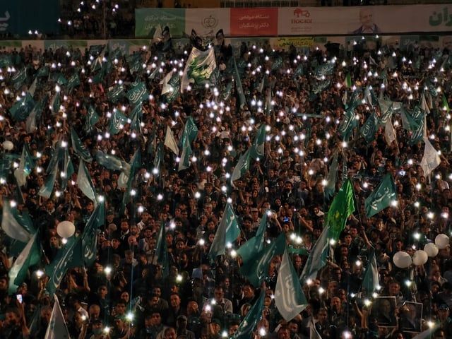 السلطات الإيرانية تلغي آخر تجمع انتخابي للمرشح بزشكيان