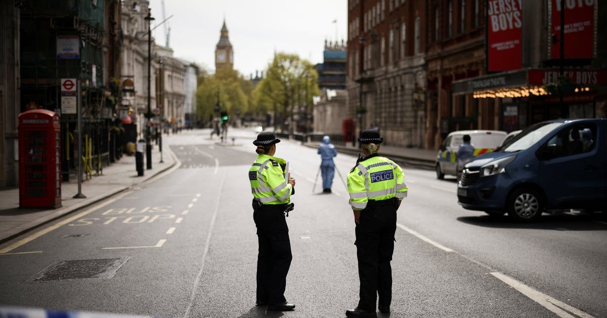 أرسل لهم صورًا حميمية.. التحقيق مع رجل "غازل" سياسيين بريطانيين