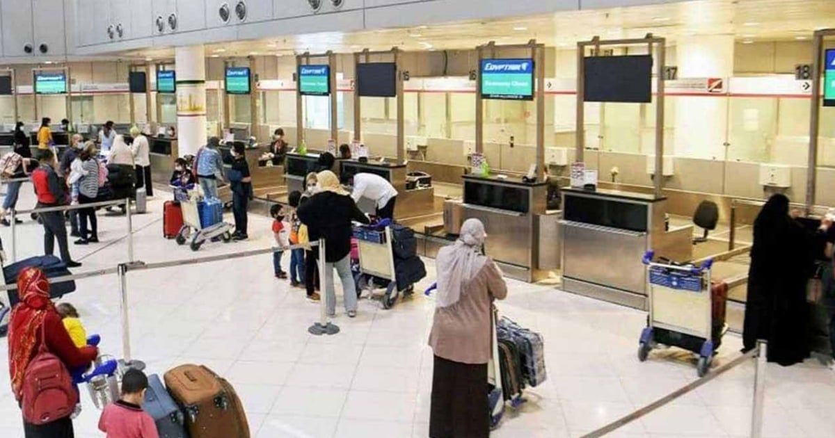 تفتيش ونوبة ضحك.. مشهد طريف في مطار القاهرة (فيديو)