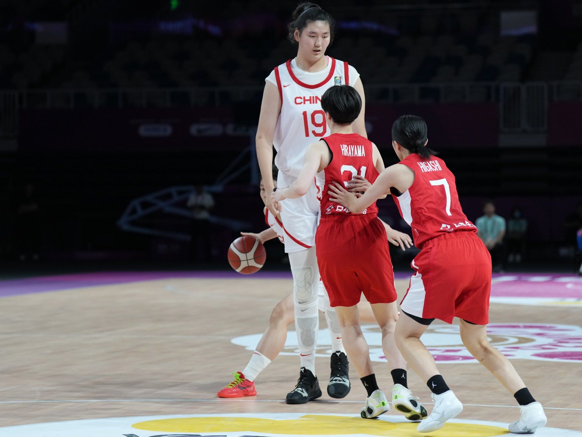 طولها متران و20 سنتيمترا.. فيديوهات لاعبة صينية تجتاح مواقع التواصل - موقع الخليج الان