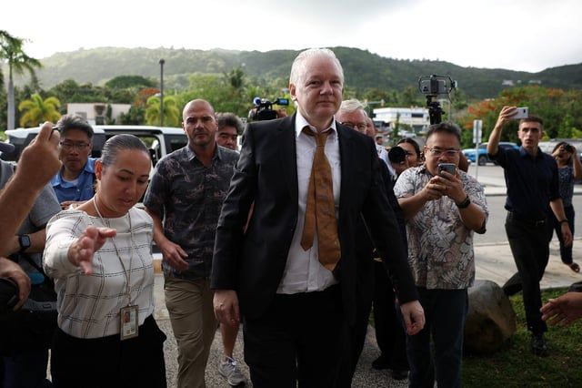 مقابل حريته.. أسانج يقرّ بالذنب أمام محكمة أمريكية (صور)