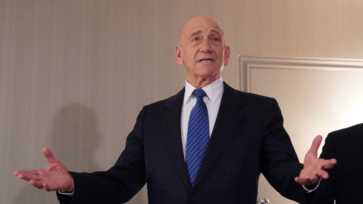 "خائن" وينشر "السم".. أولمرت يشن هجوما حادا على نتنياهو