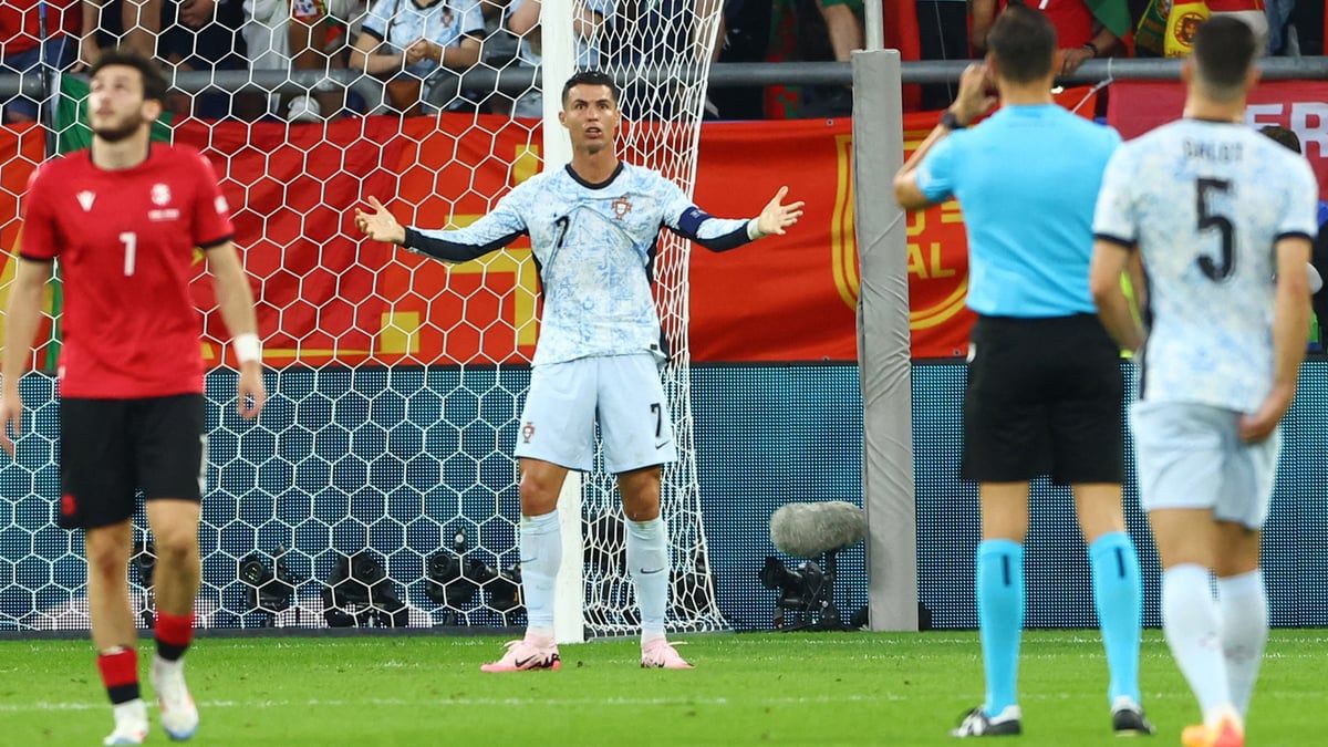 رونالدو يحقق حلم كفاراتسخيليا (فيديو وصورة)