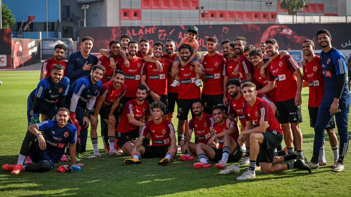 الأهلي يستقبل الطفل علي محمد علي المصاب بمرض ضمور العضلات (صور)