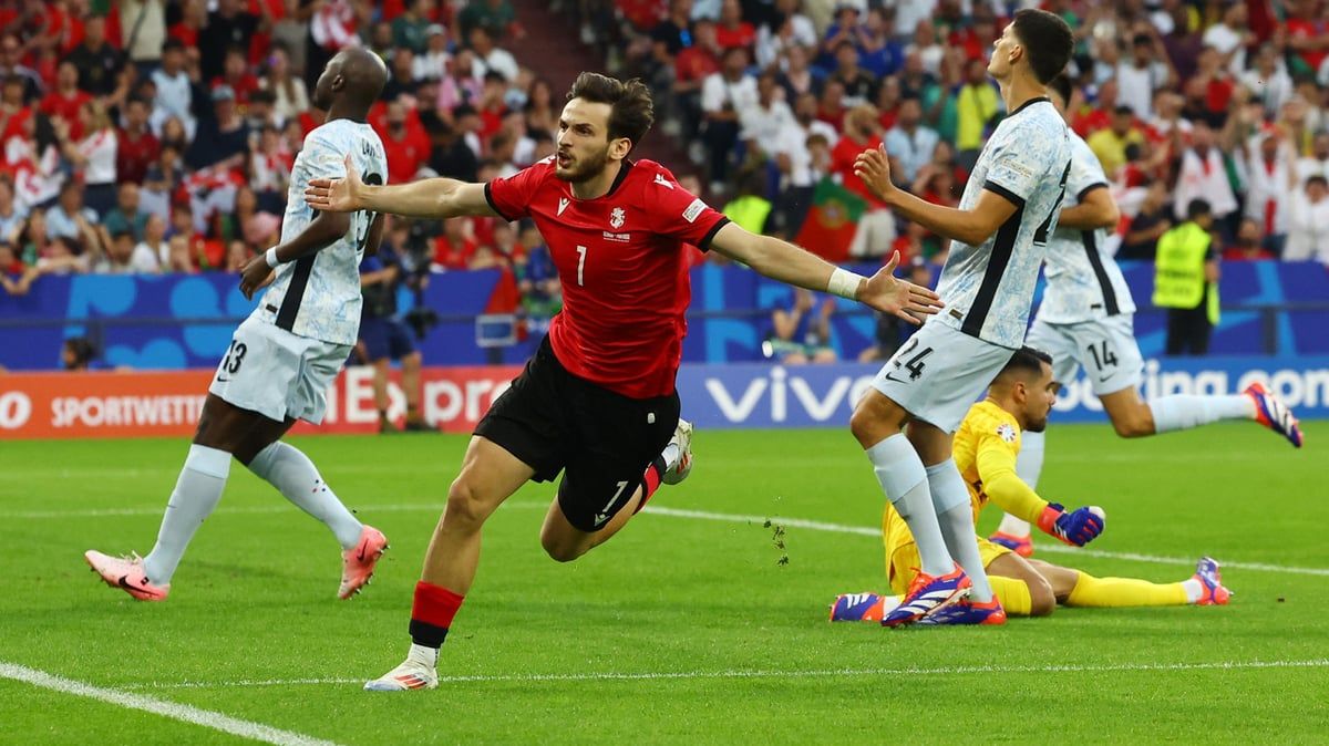 تصرف لافت من كفاراتسخيليا تجاه رونالدو (فيديو)