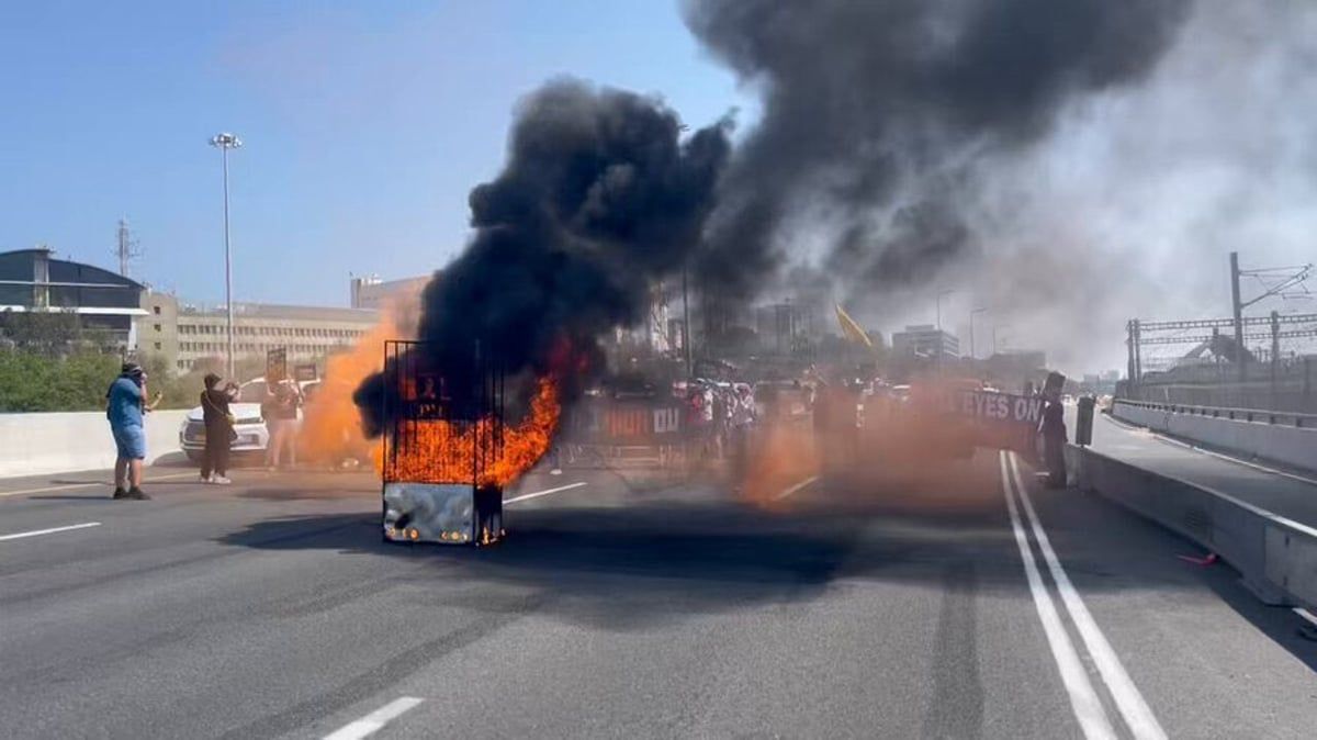 إضرام نار وإغلاق للطرقات.. إسرائيليون غاضبون يطالبون نتنياهو بالرحيل (فيديو)