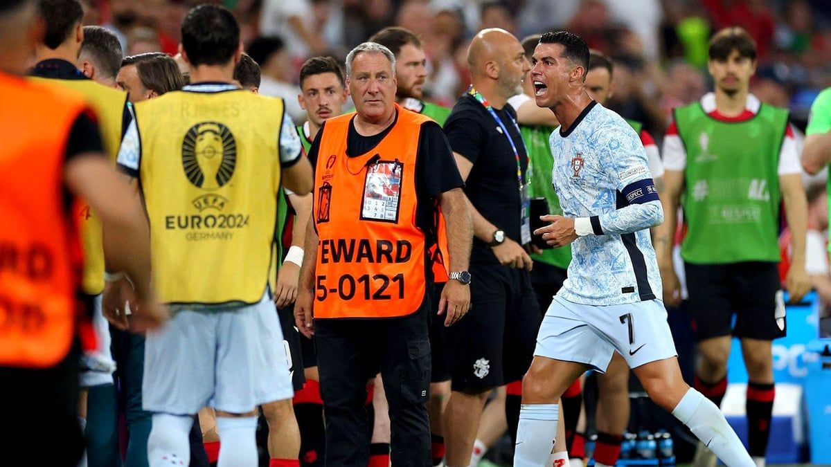 مشجع يقفز بشكل خطير من المدرجات أمام رونالدو (فيديو)