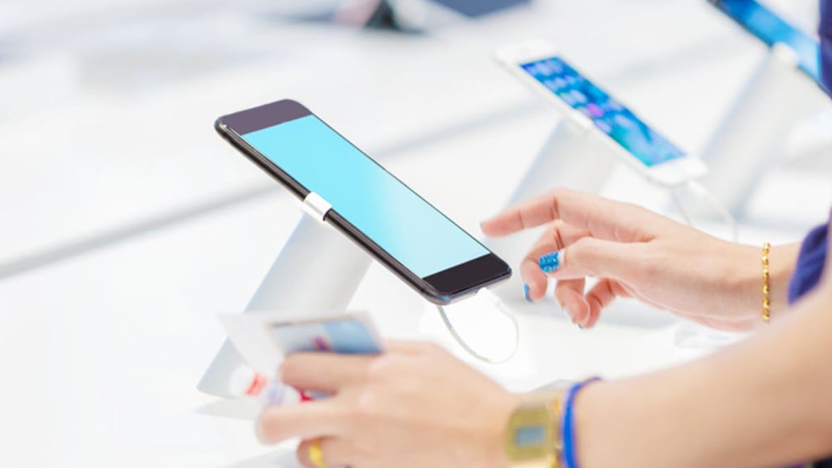 في واقعة خطيرة.. هاتف محمول يحترق فجأة داخل جيب فتاة مصرية‎