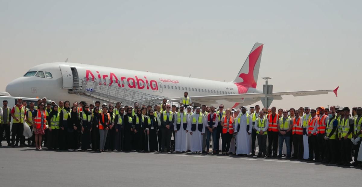 «مطار الشارقة» يزيل بقايا الأجسام الغريبة من المدرج والساحات