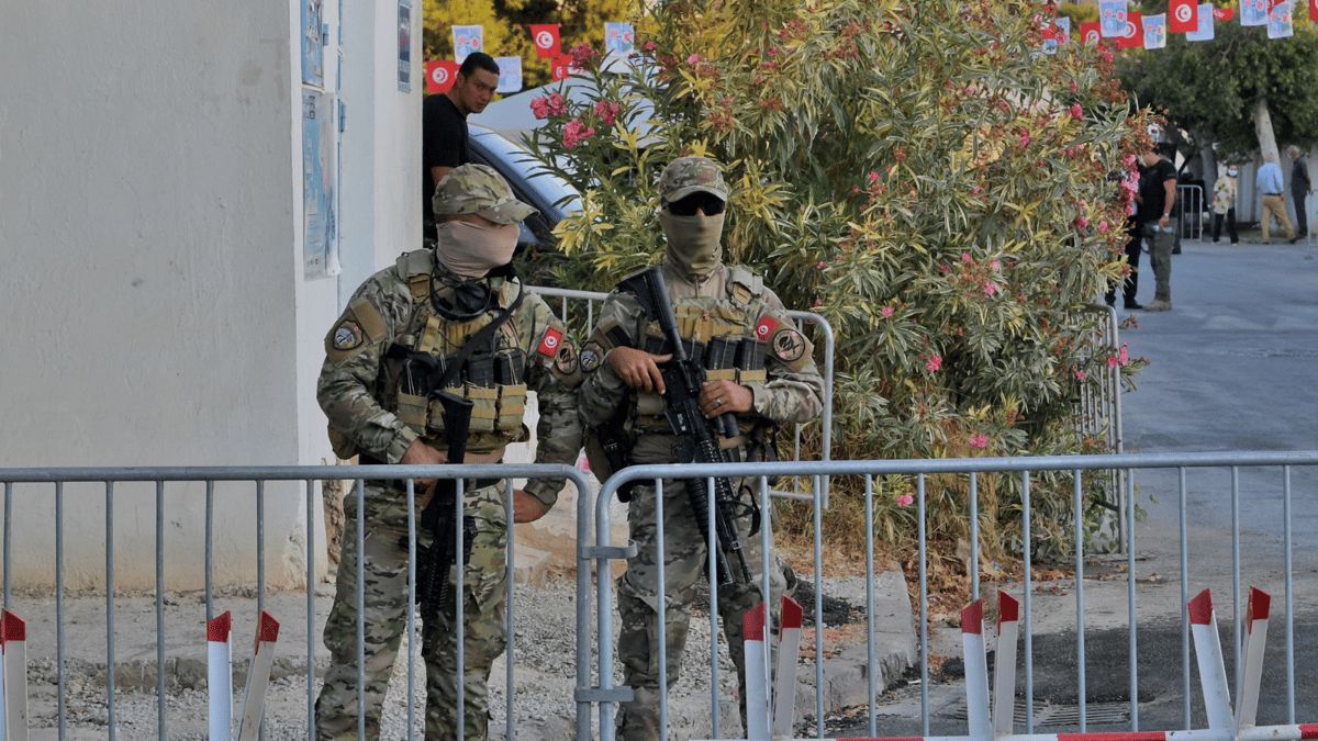 تونس.. إدانة عسكري سوداني "متمرد" بالتخطيط لعملية إرهابية