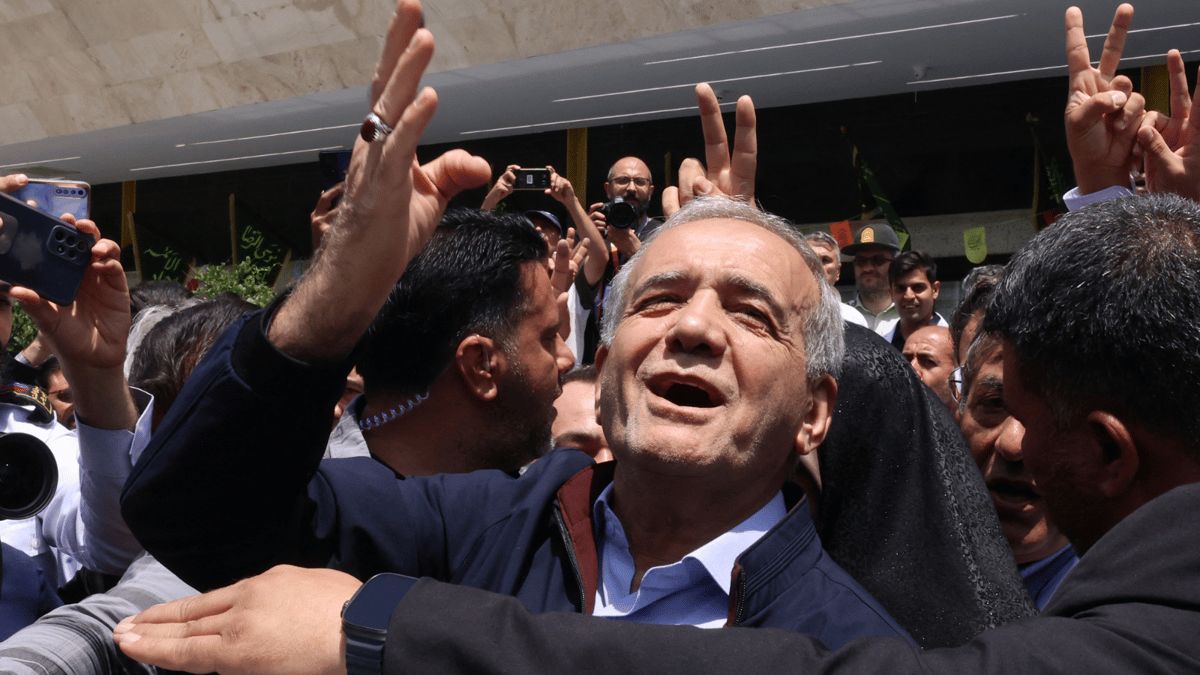 "الموت للمنافق".. متشددون يهتفون ضد مرشح إيران الإصلاحي بزشكيان (فيديو)