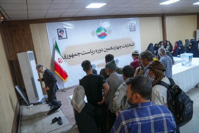 خبراء يرجحون ذهاب الانتخابات الإيرانية لجولة ثانية (فيديو وصور)