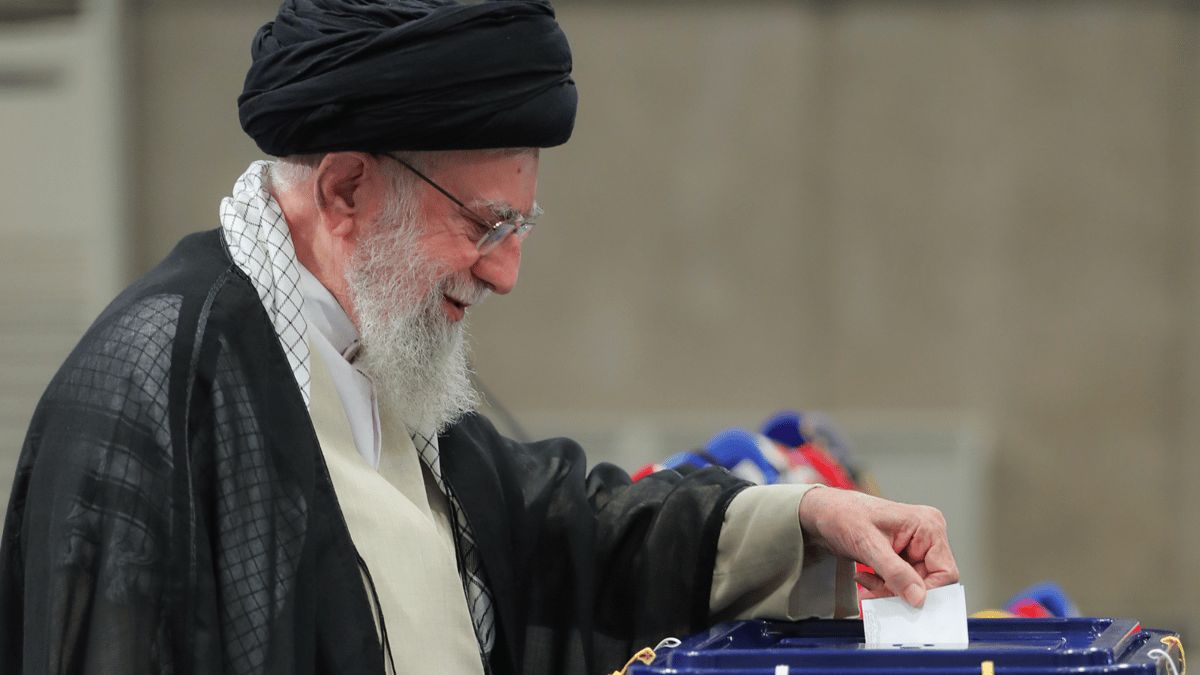 "خامنئي يصوّت".. صورة تتسبب بإغلاق قناة إيرانية