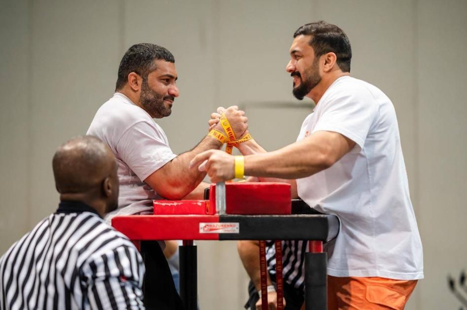 «10 أوزان» في تحدي دبا لمصارعة الذراعين