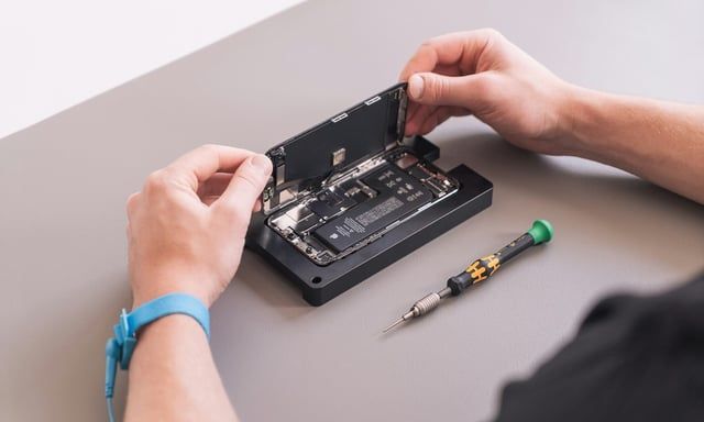 أبل تدعم بطاريات وشاشات الجهات الخارجية لآيفون.. ماذا يعني ذلك؟