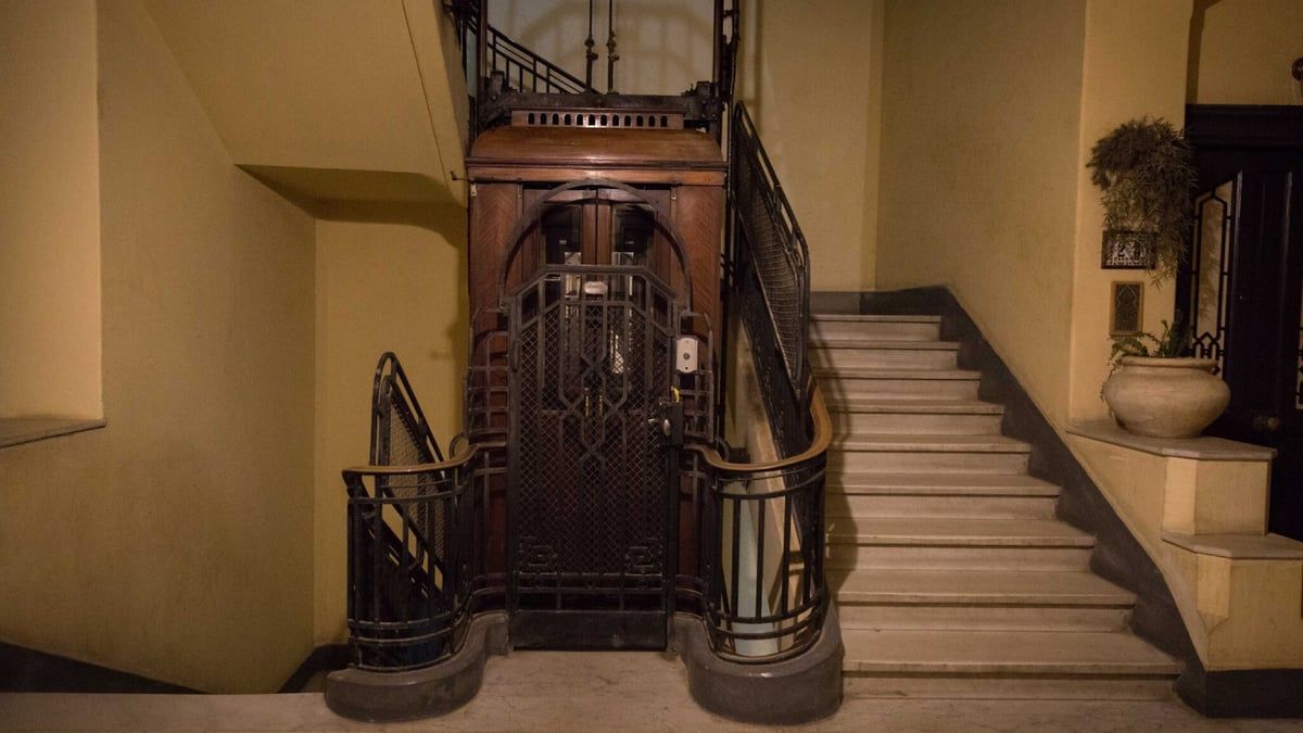 وفاة معلمة مصرية توقف بها المصعد بسبب انقطاع الكهرباء‎