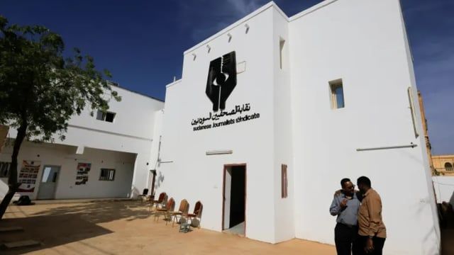 بعد استهداف المدنيين.. قوات البرهان توجه "نيرانها" صوب الصحفيين