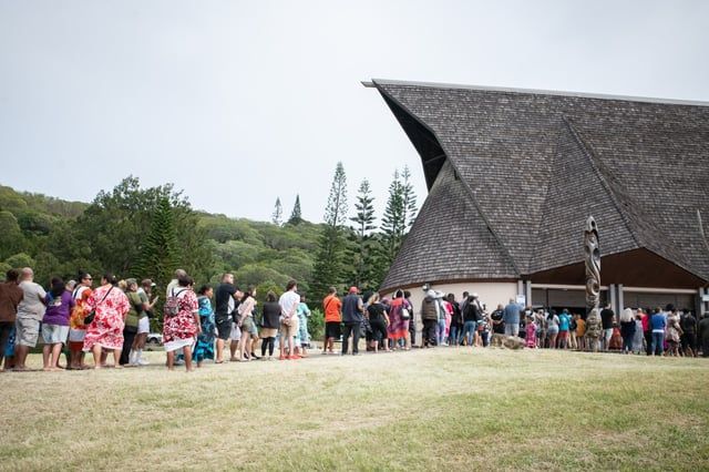 بعد أسابيع من التوتّر.. كاليدونيا الجديدة تصوّت بقوة في "تشريعية" فرنسا (صور)