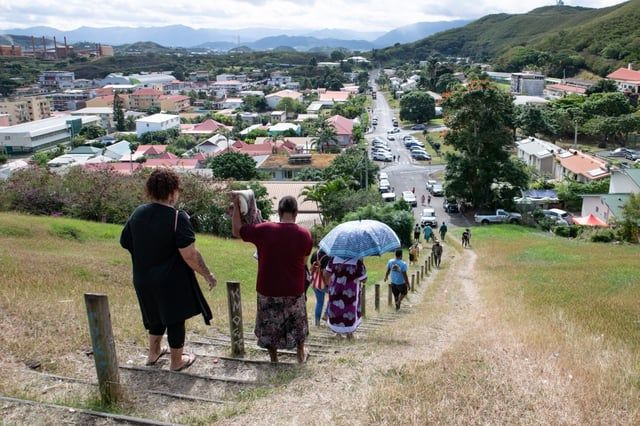 بعد أسابيع من التوتّر.. كاليدونيا الجديدة تصوّت بقوة في "تشريعية" فرنسا (صور)
