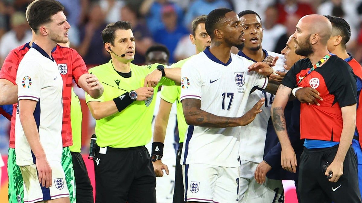 ديكلان رايس يشتبك مع مدرب سلوفاكيا بعد صعود إنجلترا الدرامي (فيديو)