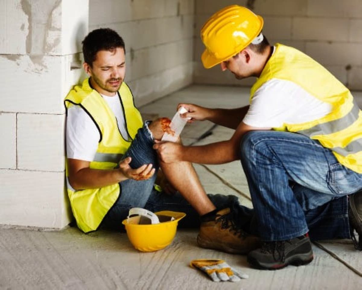 هل يمكن للمشترك الإبلاغ عن إصابة العمل دون الرجوع لصاحب العمل؟ التأمينات ترد - موقع الخليج الان