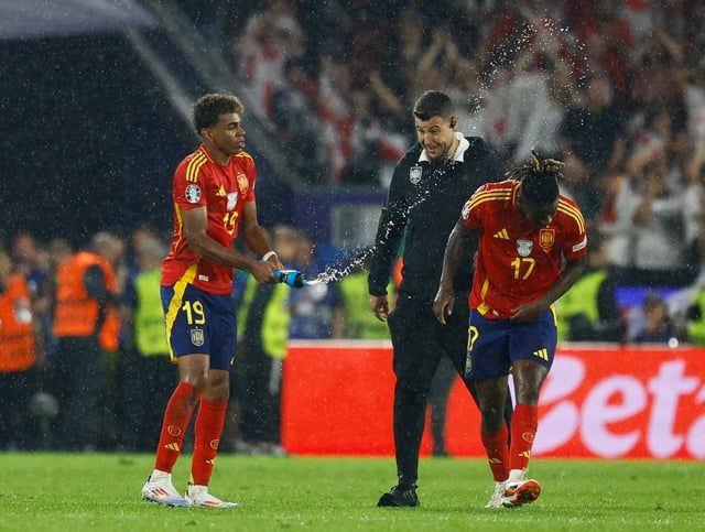 يامال ونيكو ويليامز يسرقان الأضواء بلعبة طفولية (فيديو)