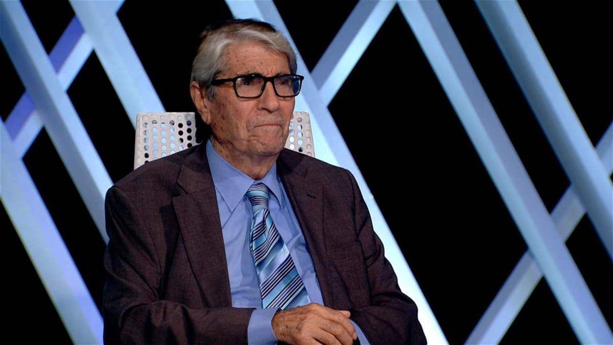 أثناء تكريمه.. سقوط مؤلم لصلاح تيزاني على المسرح (فيديو)