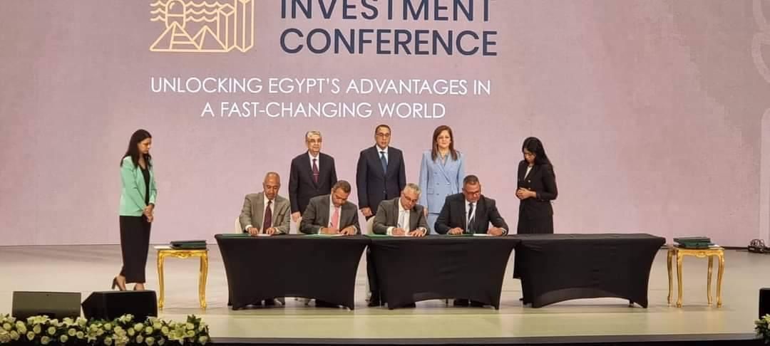 «اقتصادية قناة السويس» توقع أربعة مشروعات لإنتاج الأمونيا الخضراء