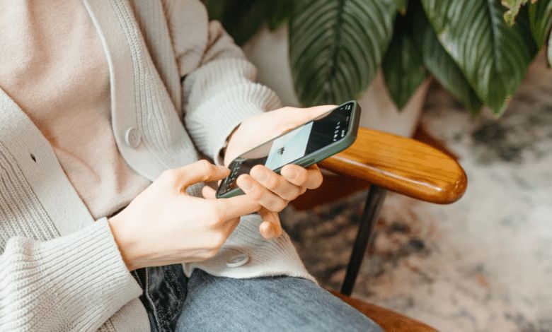 تقنية جديدة تعمل بالذكاء الاصطناعي لحماية العينين عند استخدام الهاتف.. إليك التفاصيل - موقع الخليج الان