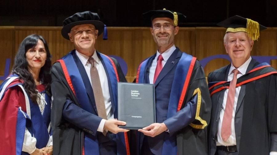 بدر جعفر ينال الزمالةَ الفخريةَ من كلية «لندن للأعمال»