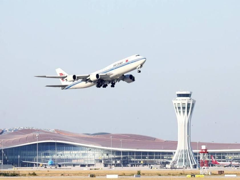 «بلومبيرج»: مناقشات لزيادة حقوق النقل الجوي بين الصين والإمارات