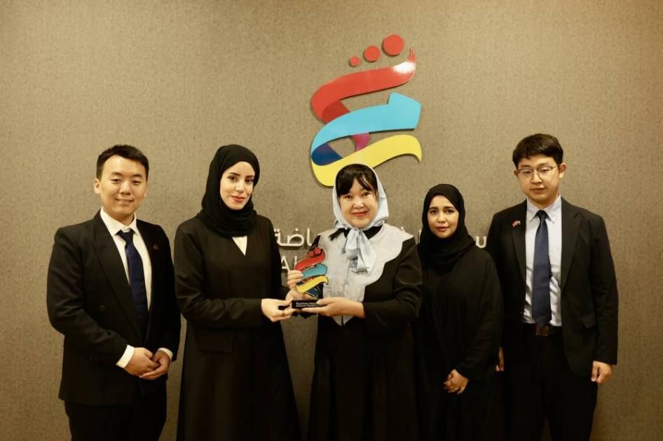 وفد جامعة تسنغهوا الصينية يشيد بإمكانات «الشارقة لرياضة المرأة»