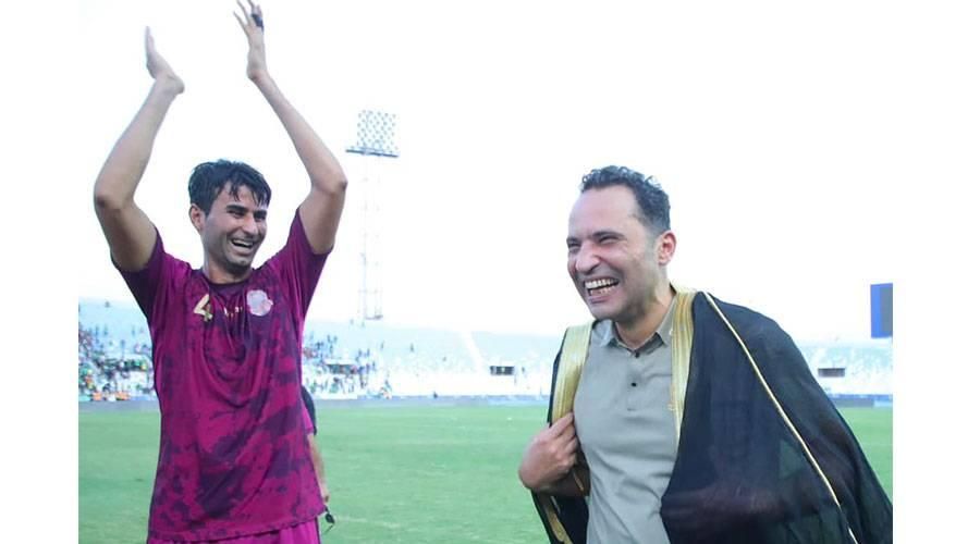 جمهور الشرطة يمنح مؤمن سليمان عباءة عربية على طريقة ميسي