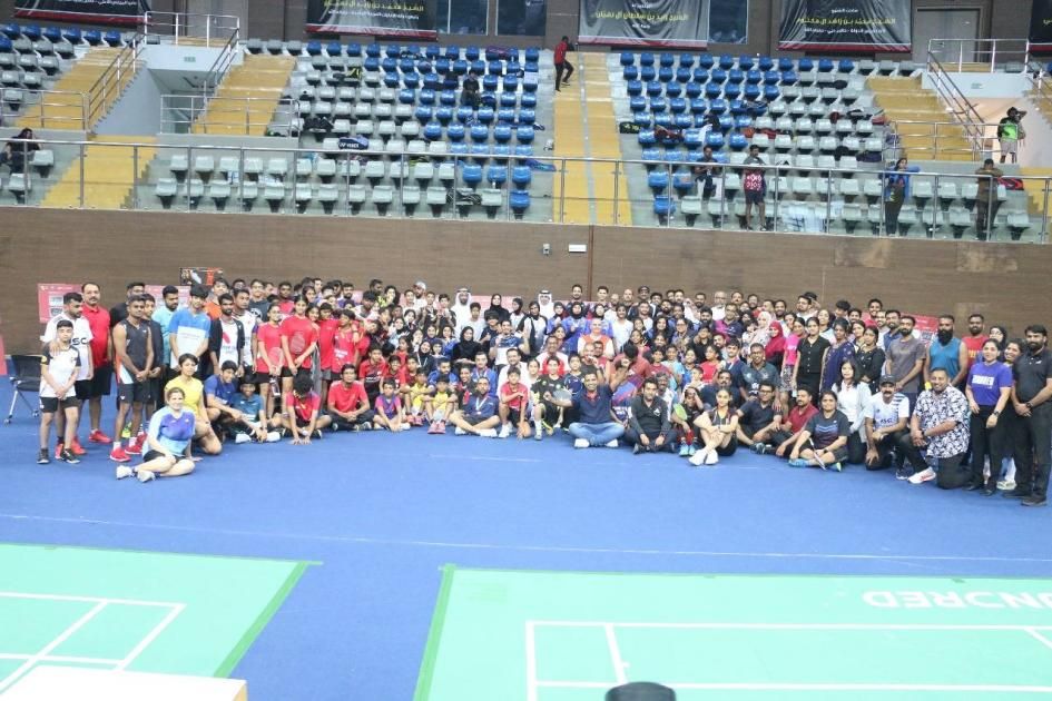 396 لاعباً في احتفالية «اليوم العالمي للريشة الطائرة»