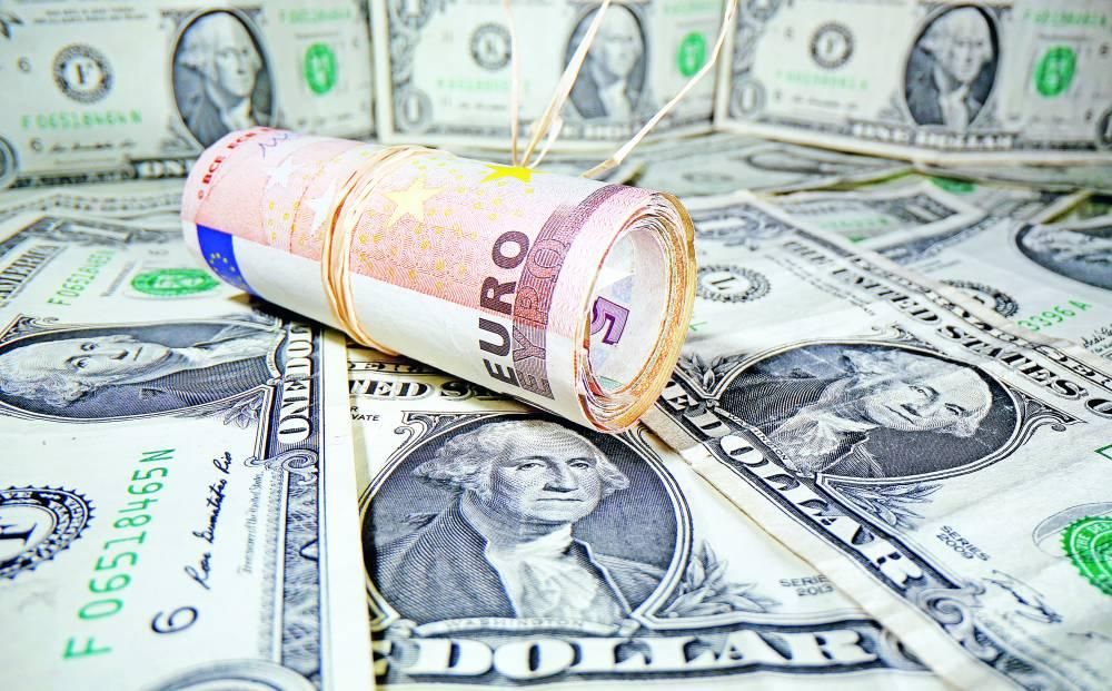 اليورو يتراجع بعد انتخابات فرنسا والدولار يواصل خسائره