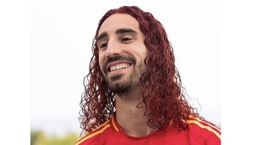 كوكوريللا ينفذ وعده ويصبغ شعره بالأحمر