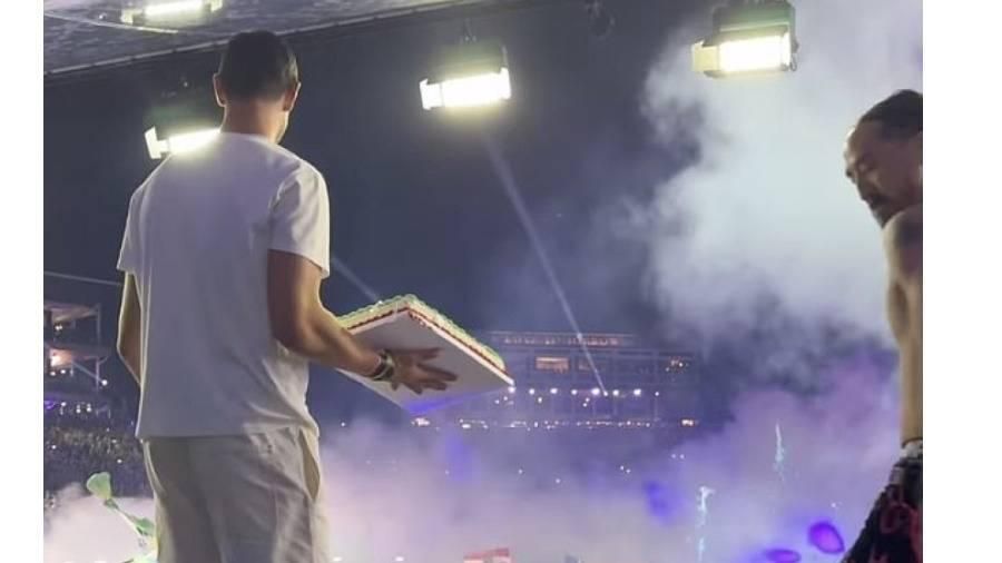 كورتوا يثير الجدل بإلقاء قوالب «الكيك» في حفل موسيقي