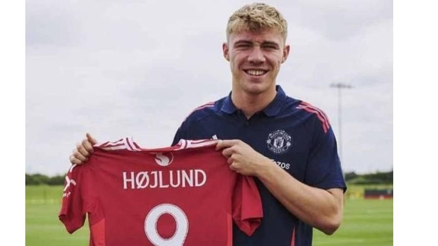 هويلند يرث قميص مارسيال