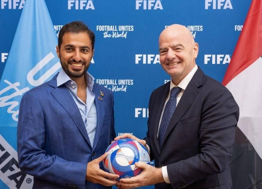 رئيس «فيفا» وراشد بن حميد النعيمي يناقشان سبل تطوير كرة القدم